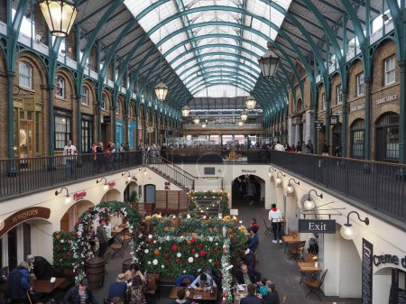 Téléchargez les photos : LONDON, UK - CIRCA OCTOBER 2022: People at Covent Garden market - en image libre de droit