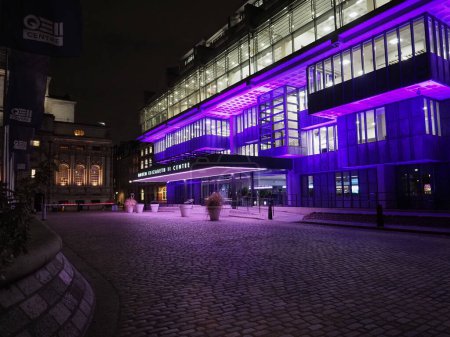 Foto de LONDRES, Reino Unido - CIRCA OCTUBRE 2022: Centro Queen Elizabeth II diseñado por los arquitectos Powell y Moya por la noche - Imagen libre de derechos