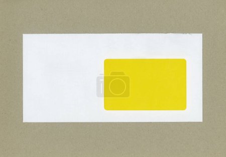 Téléchargez les photos : Enveloppe lettre blanche avec étiquette jaune vierge et espace de copie - en image libre de droit