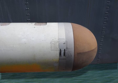Téléchargez les photos : Torpille sous-marine arme portée auto propulsée vers une cible avec ogive explosive - en image libre de droit