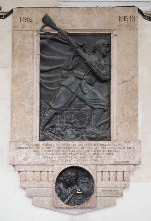 Foto de TURÍN, ITALIA - CIRCA ABRIL 2023: Se cree que el dedo de Cristóbal Colón en bajorrelieve del escultor Dino Soma alrededor de 1923 trae buena fortuna - Imagen libre de derechos