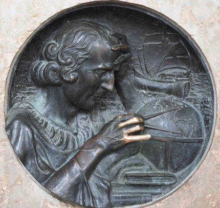 Foto de TURÍN, ITALIA - CIRCA ABRIL 2023: Se cree que el dedo de Cristóbal Colón en bajorrelieve del escultor Dino Soma alrededor de 1923 trae buena fortuna - Imagen libre de derechos