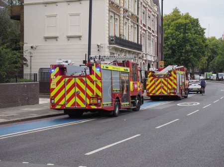 Foto de LONDRES, Reino Unido - CIRCA OCTUBRE 2022: Camión de bomberos de Londres - Imagen libre de derechos