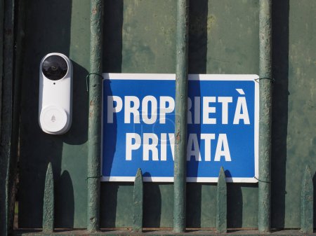 Foto de Proprieta privata traducción propiedad privada signo en una puerta - Imagen libre de derechos