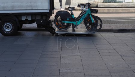 Foto de TURÍN, ITALIA - CIRCA SEPTIEMBRE 2022: camión que mueve bicicletas compartiendo bicicletas por toda la ciudad - Imagen libre de derechos