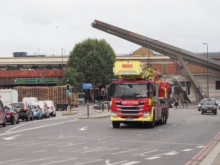 Foto de LONDRES, Reino Unido - CIRCA OCTUBRE 2022: Camión de bomberos de Londres - Imagen libre de derechos