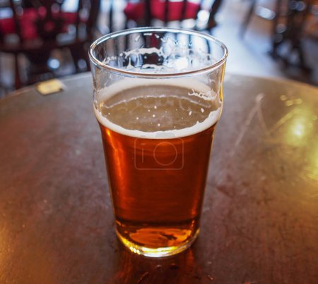una pinta de cerveza inglesa en un pub