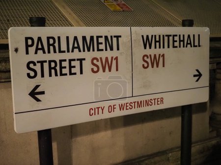 Foto de LONDRES, Reino Unido - CIRCA OCTUBRE 2022: La calle del Parlamento y Whitehall firman por la noche - Imagen libre de derechos