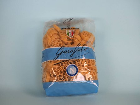 Foto de NAPLES, ITALIA - 23 DE JUNIO DE 2023: Paquete de pasta Garofalo Enne - Imagen libre de derechos