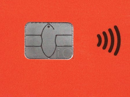 Téléchargez les photos : Puce électronique sur une carte de crédit ou de débit - en image libre de droit