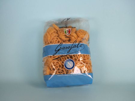 Foto de NAPLES, ITALIA - 23 DE JUNIO DE 2023: Paquete de pasta Garofalo Enne - Imagen libre de derechos