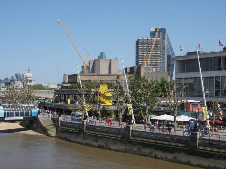 Téléchargez les photos : LONDRES, Royaume-Uni - 08 JUIN 2023 : South Bank Centre by the River Thames - en image libre de droit