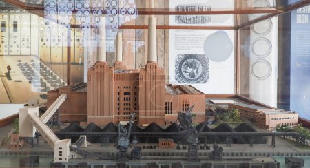 Foto de LONDRES, Reino Unido - 07 de junio de 2023: Modelo de la Central Eléctrica Battersea - Imagen libre de derechos