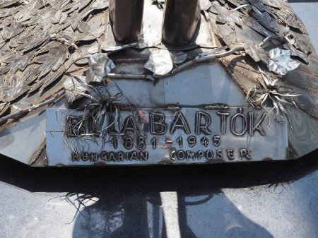 Téléchargez les photos : LONDRES, RU - 09 JUIN 2023 : Statue du compositeur hongrois Bela Bartok par le sculpteur Imre Varga vers 2004 - en image libre de droit