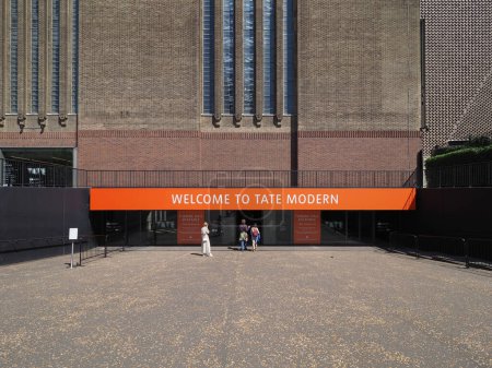 Foto de LONDRES, Reino Unido - 08 de junio de 2023: Tate Galería de arte moderno en la central eléctrica de South Bank - Imagen libre de derechos