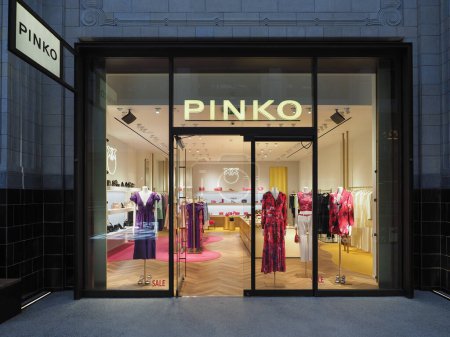 Foto de LONDRES, Reino Unido - 07 DE JUNIO DE 2023: Tienda de Pinko - Imagen libre de derechos