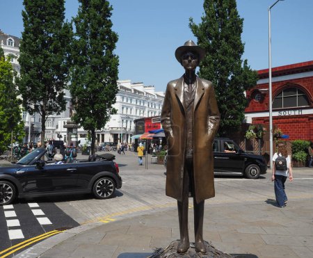 Téléchargez les photos : LONDRES, RU - 09 JUIN 2023 : Statue du compositeur hongrois Bela Bartok par le sculpteur Imre Varga vers 2004 - en image libre de droit