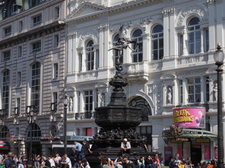 Foto de LONDRES, Reino Unido - 07 de junio de 2023: Shaftesbury Memorial Fountain Eros estatua del escultor Alfred Gilbert hacia 1893 en Piccadilly Circus - Imagen libre de derechos