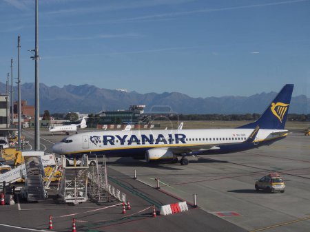 Foto de TURÍN, ITALIA - OCTUBRE 2022: RyanAir Boeing 737-8AS estacionado en el aeropuerto - Imagen libre de derechos