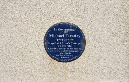 Téléchargez les photos : HASTINGS, Royaume-Uni - 05 JUIN 2023 : Michael Faraday blue plaque - en image libre de droit