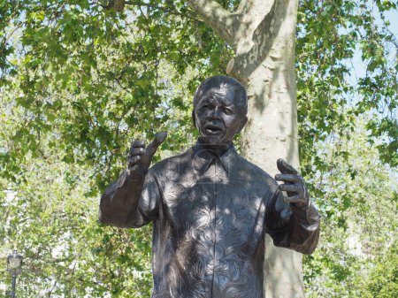 Téléchargez les photos : LONDRES, RU - 08 JUIN 2023 : Statue de Nelson Mandela sur la place du Parlement par le sculpteur Ian Walters vers 2007 - en image libre de droit