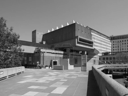Téléchargez les photos : LONDRES, ROYAUME-UNI - 08 JUIN 2023 : La Hayward Gallery, nouvelle architecture brutaliste emblématique en noir et blanc - en image libre de droit