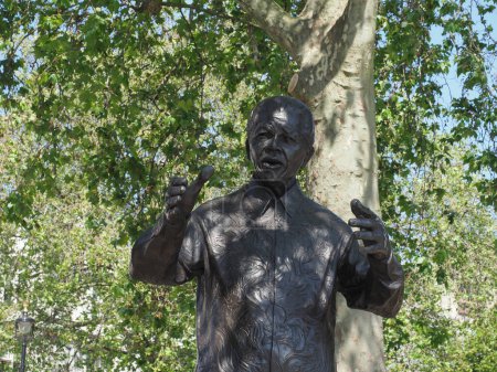 Téléchargez les photos : LONDRES, RU - 08 JUIN 2023 : Statue de Nelson Mandela sur la place du Parlement par le sculpteur Ian Walters vers 2007 - en image libre de droit