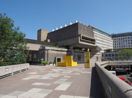 Téléchargez les photos : LONDRES, ROYAUME-UNI - 08 JUIN 2023 : La Hayward Gallery, nouvelle architecture brutaliste emblématique - en image libre de droit