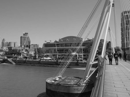 Téléchargez les photos : LONDRES, Royaume-Uni - 08 JUIN 2023 : South Bank Centre by the River Thames en noir et blanc - en image libre de droit