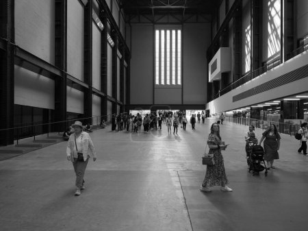 Foto de LONDRES, Reino Unido - 08 de junio de 2023: Tate Moderna sala de turbinas en la central eléctrica de South Bank en blanco y negro - Imagen libre de derechos
