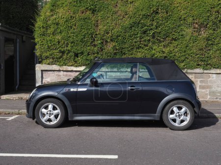 Foto de DUNDEE, Reino Unido - 12 de septiembre de 2023: Mini coche negro - Imagen libre de derechos