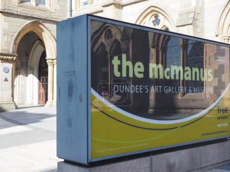 Foto de DUNDEE, Reino Unido - 12 de septiembre de 2023: Galería de arte y museo McManus Dundee - Imagen libre de derechos