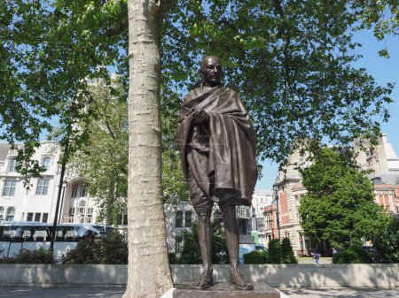 Foto de LONDRES, Reino Unido - 08 de junio de 2023: Estatua de Mahatma Gandhi en Parliament Square Westminster por el escultor Philip Jackson hacia 2015 - Imagen libre de derechos