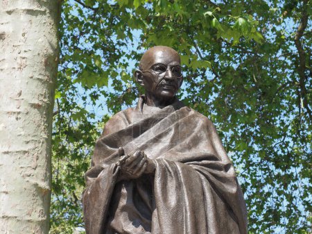 Foto de LONDRES, Reino Unido - 08 de junio de 2023: Estatua de Mahatma Gandhi en Parliament Square Westminster por el escultor Philip Jackson hacia 2015 - Imagen libre de derechos