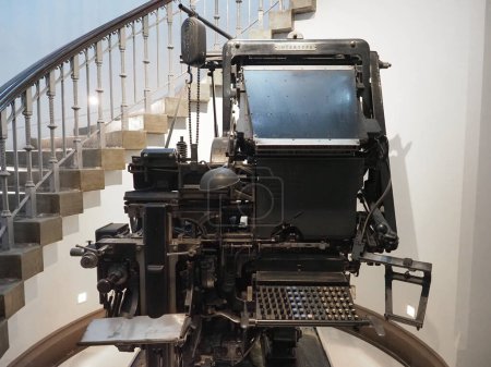 Foto de DUNDEE, Reino Unido - 12 de septiembre de 2023: Máquina intertipográfica para imprimir, principios del siglo XX, en el museo McManus - Imagen libre de derechos