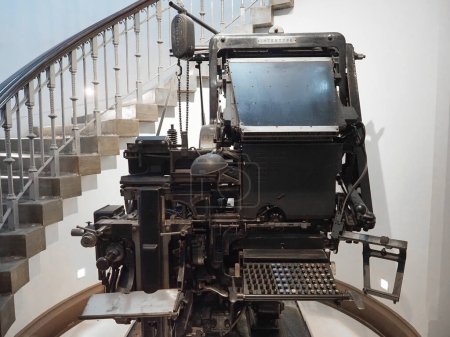 Téléchargez les photos : DUNDEE, RU - 12 SEPTEMBRE 2023 : Machine de composition intertype pour l'impression, début du 20ème siècle, au musée McManus - en image libre de droit