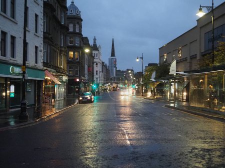 Foto de High Street por la noche en Dundee, Reino Unido - Imagen libre de derechos