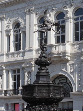 Foto de Estatua de Eros de Shaftesbury Memorial Fountain por el escultor Alfred Gilbert alrededor de 1893 en Piccadilly Circus en Londres, Reino Unido - Imagen libre de derechos