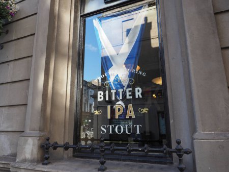 Téléchargez les photos : DUNDEE, ROYAUME-UNI - 12 SEPTEMBRE 2023 : fier de servir un panneau de bière ipa bitter stout dans un pub Dundee - en image libre de droit