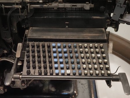 Foto de DUNDEE, Reino Unido - 12 de septiembre de 2023: Máquina intertipográfica para imprimir, principios del siglo XX, en el museo McManus - Imagen libre de derechos