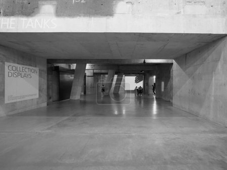 Foto de LONDRES, Reino Unido - 08 de junio de 2023: Tate Galería de arte moderno en la central eléctrica de South Bank en blanco y negro - Imagen libre de derechos