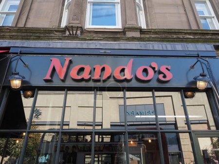Téléchargez les photos : DUNDEE, Royaume-Uni - 12 SEPTEMBRE 2023 : Panneau restaurant de Nando - en image libre de droit