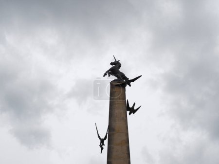 Téléchargez les photos : INVERNESS, ROYAUME-UNI - 13 SEPTEMBRE 2023 : Statue de licorne sur la place du Faucon par le sculpteur Gerald Laing vers 2001 - en image libre de droit