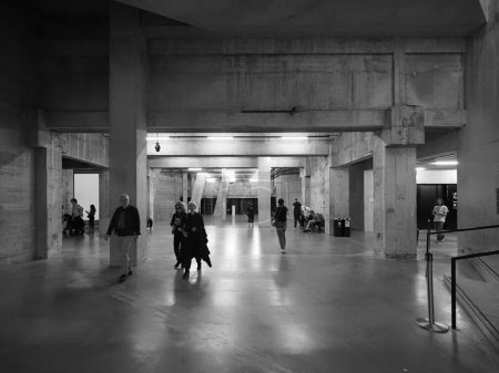 Foto de LONDRES, Reino Unido - 08 de junio de 2023: Tate Galería de arte moderno en la central eléctrica de South Bank en blanco y negro - Imagen libre de derechos