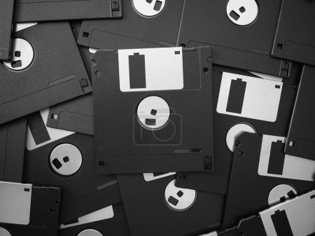 Téléchargez les photos : De nombreuses disquettes magnétiques pour le stockage des données de l'ordinateur personnel en noir et blanc - en image libre de droit