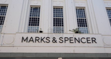 Foto de DUNDEE, Reino Unido - 12 de septiembre de 2023: Señal de la tienda Marks and Spencer - Imagen libre de derechos