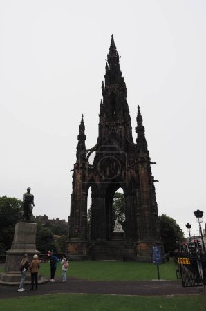 Foto de EDIMBURGO, Reino Unido - 15 de septiembre de 2023: Monumento a Sir Walter Scott por el arquitecto George Meikle Kemp y el escultor John Steell alrededor de 1840 - Imagen libre de derechos