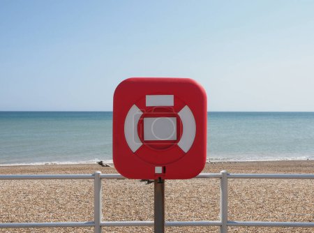 Foto de Boya de salvamento junto al mar en la playa - Imagen libre de derechos