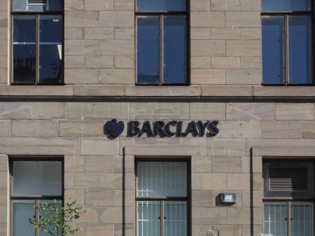 Foto de DUNDEE, Reino Unido - 12 de septiembre de 2023: Barclays bank sign - Imagen libre de derechos