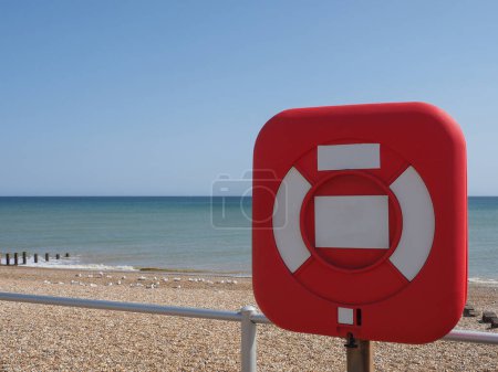Foto de Boya de salvamento junto al mar en la playa - Imagen libre de derechos
